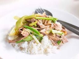 ราดข้าวผัดพริกหยวกหมู/ไก่/กุ้ง/ปลาหมึก