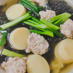 แกงจืดสาหร่ายเต้าหู้หมูสับ