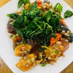 ไข่เยี่ยวม้าผัดกะเพรา