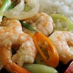 ผัดพริกอ่อนกุ้งราดข้าว