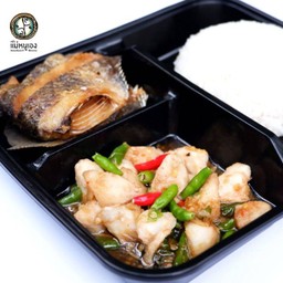 ข้าวเนื้อปูผัดพริกขี้หนู + ปลาสลิดทอด