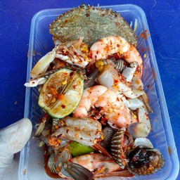 ยำมะม่วงข้าวโพดปูสด+กุ้งสด+หอยแครง