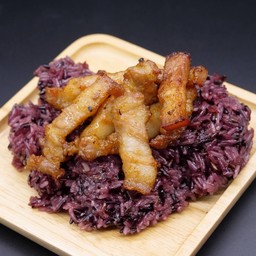 ข้าวเหนียวดำหมูสามชั้นทอด
