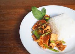 ราดข้าวผัดพริกแกง หมู/ไก่/กุ้ง/ปลาหมึก
