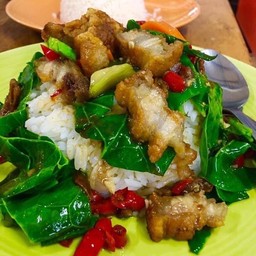 ข้าวคะน้าหมูกรอบ