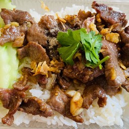 เนื้อทอดกระเทียมราดข้าว