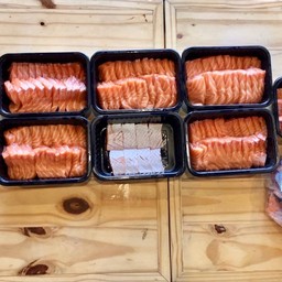 แซลมอนแล่ซาชิมิ 1 ตัว พร้อมทาน