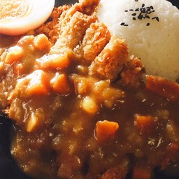 ข้าวแกงกะหรี่หมูชุบแป้งทอด