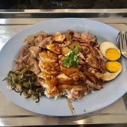 ข้าวขาหมู+ไส้+หมูกรอบ