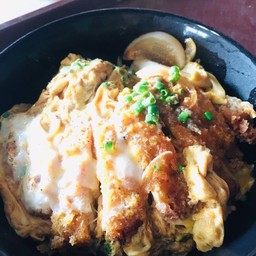 คัตสึด้งหมูชุบแป้งทอด