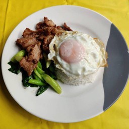 ข้าวคะน้าหมูทอดกระเทียมพริกไทย