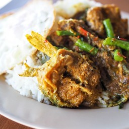 ข้าวเครื่องแกงปลาดุก