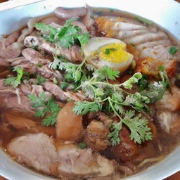 ก๋วยเตี๋ยวขาหมู+ไส้+หมูกรอบ