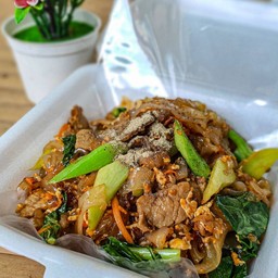 ผัดซีอิ้วเส้นใหญ่หมู, ไก่