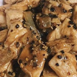 ไก่ผัดพริกไทยดำราดข้าว