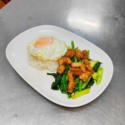 ข้าวคะน้าไก่ทอดกระเทียมพริกไทย