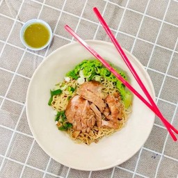 เส้นเล็กแห้ง หมูอบ
