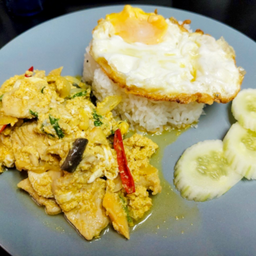 ข้าวหมูผัดผงกระหรี่