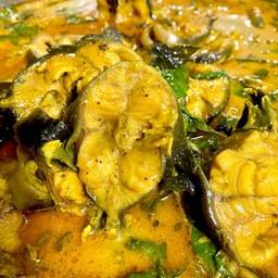 แกงเผ็ดปลาดุก ใบยี่หร่า