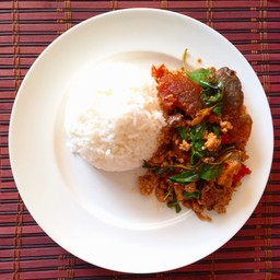 กระเพราไข่เยี่ยวม้าราดข้าว