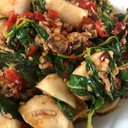 ผัดกระเพราลูกชิ้น หมูสับ