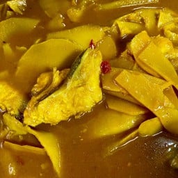 แกงส้มหน่อไม้ดองใส่ปลา