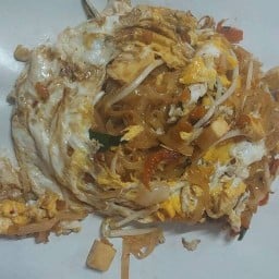 ผัดไทย ยำแหนมข้าวทอด(รถไม้โบราณ)