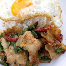 ข้าวกระเพราหมูสามชั้น ไข่ดาว