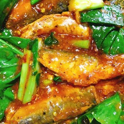 ปลากระป๋องผัดเครื่องแกง(กับข้าว)