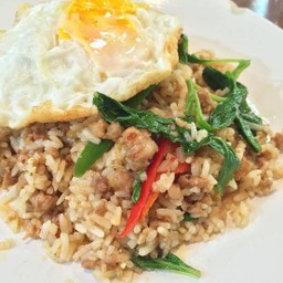 ข้าวกระเพราคลุกหมูสับพริกแห้ง ไข่ดาว อร่อยไร้มัน