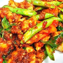 ผัดพริกแกงไก่(ราดข้าว)