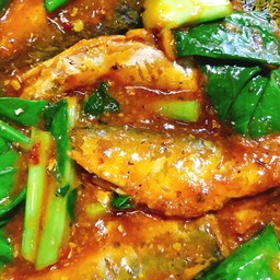 ข้าว+ปลากระป๋องผัดเครื่องแกง+ไข่ดาว