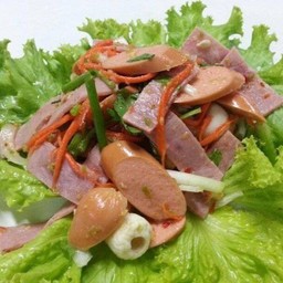 ยำไส้กรอกแซ่บ