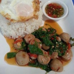 ข้าวกระเพราลูกชิ้นหมู ไข่ดาว
