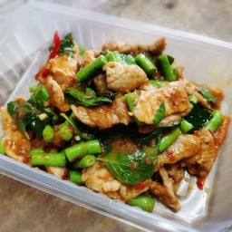 ผัดพริกแกง