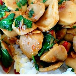 ข้าวกระเพราลูกชิ้นหมู