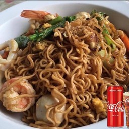 [อร่อยซ่ากับโค้ก]มาม่าผัดซีอิ้วทะเล+โค้ก