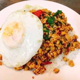 กระเพราเนื้อสับไข่ดาวราดข้าว