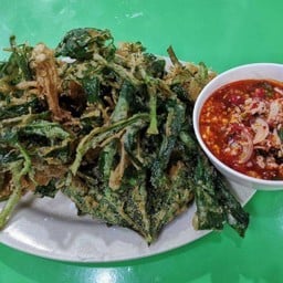 ยำผักบุ้งกรอบ