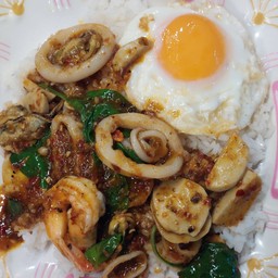 ข้าวผัดพริกแกงทะเล+ไข่ดาว