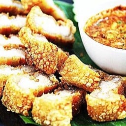 หมูกรอบจิ้มแจ่ว