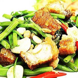ผัดผักบุ้งหมูกรอบ