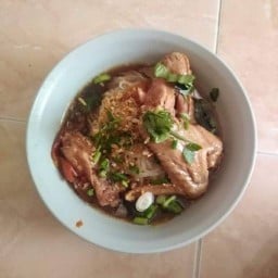 ร้านขนมจีนและก๋วยเตี๋ยวไก่ตุ๋น