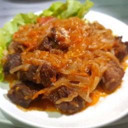 African style fried beef on top with stir-fried onion  (เนื้อวัวทอดราดหัวหอมผัดสไตล์แอฟริกัน)