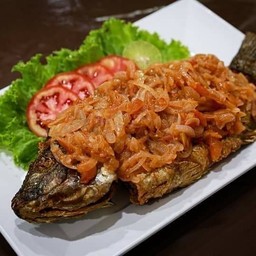 African style fried Tilapia fish (size M) on top with stir-fried onion (ปลาทอดราดหัวหอมผัดสไตล์แอฟริกัน ไซส์ M)