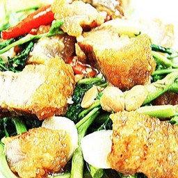 ผัดกระเฉดหมูกรอบ