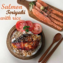 Grilled Salmon with rice (ข้าวปลาแซลมอลราดซอส)