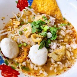 บ้านแม่ ก๋วยเตี๋ยวหมูต้มยำโบราณ