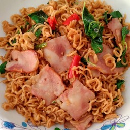 มาม่าผัดกระเพราเบค่อน