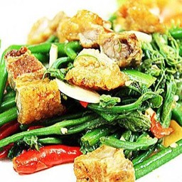ผัดยอดมะระหมูกรอบ